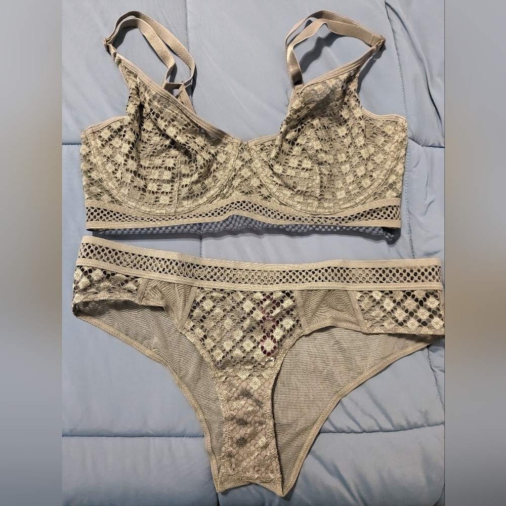 Adore me bra and panty set 34dd medium